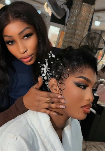 #AMARYMAKEUPPDGEFAM #salondebeauteamarymakeuppikine #meilleurvendeusedeproduitmaquiageetcosmetique #meilleurecoledeformationprofetionnelausenegalmaquiagecoiffurefoulare