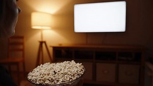 Eine Frau isst Popcorn vor dem: Stockvideos & Filmmaterial (100 % lizenzfrei) 3471037259 | Shutterstock