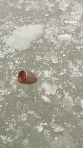 17M views · 148K reactions | Cuando las bal*s encuentran el hielo, el resultado no es lo que esperarías. Un fenómeno extraño ocurre, alterando su trayectoria de formas inesperadas. ¿Qué está realmente sucediendo? | El Enigma | Facebook