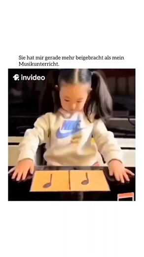 realistic humour on Instagram: "Natürlich! Hier ist die Übersetzung der Videozusammenfassung ins Deutsche: Videoübersicht Das Video zeigt ein junges Mädchen, das lernt, wie man musikalische Notation durch Handbewegungen auf Karten in physischen Rhythmus umsetzt. Die Demonstration Die erste Note: Eine einzelne Notenkarte steht für einen Schlag. Das Mädchen klopft für jede einzelne Note, die sie sieht, einmal auf den Tisch. Die zweite Note: Eine Karte mit zwei verbundenen Noten (Achtelnoten) steht