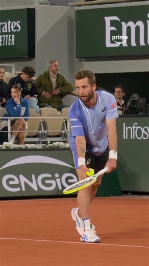 🎾 Ce jour-là, Corentin Moutet 🇫🇷 a gagné le respect de Jannik Sinner 🇮🇹🔙 En huitième de finale de Roland-Garros 2024, @moutet99 avait tout donné face au numéro 2 mondial de l’époque, Jannik Sinner. Service à la cuillère, passings, lobs, amortis, tout y était, mais cela n’avait pas suffi pour créer l’exploit, et ce, malgré le gain du premier set (2-6, 6-3, 6-2, 6-1).🎂 On en profite pour souhaiter un joyeux anniversaire à Corentin, qui entrera dès lundi dans le top 30 à 27 ans 🥳