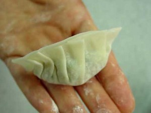 餃子の作り方（レシピ）：皮の包み方－01