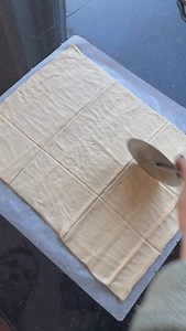 Mini Pizza Pockets! 🍕✨ You’ll need: Pizza dough (store-bought or homemade) Pizza sauce Grated cheese Shredded ham (or any toppings you love!) 1 egg (for egg wash) Salt & pepper Poppy seeds (optional) 🔪 How to make them: 1. Mix your favorite fillings and place them on the dough. 2. Fold them into small pockets and seal the edges. 3. Brush with an egg wash and season with salt, pepper & poppy seeds (optional). 4. Bake at 220°C (430°F) for 12-15 minutes or until golden brown. 😍 #PizzaPockets #Ea