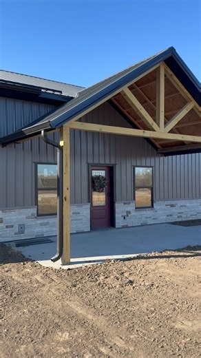 What are your thoughts on this color combo? Black roof and trims, charcoal siding, and mission point Versetta Stone. . . . #barndominium #barndo #metalsiding #versettastone #barndominiumliving #barndominiumfloorplans #postframe | MR Post Frame