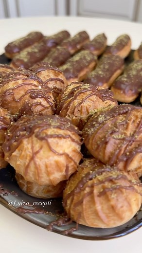 Луиза Яхьяева on Instagram: "🔥Эклеры🔥 Просто без слов 🙊 Готовим 🤍 Рецепт Ингредиенты: Для тесто Мука -180гр Сливочное масло-110гр Яйца 5шт Вода - 100мл Молоко - 150мл Соль 5гр Сахар 1с.л Способ приготовления: Добавляем в сотейник воду, молоко, соль , сахар и сливочное масло. Ставим сотейник на огонь. Доводим смесь до кипения. Далее добавляем муку Быстро перемешиваем лопаткой в течение одной минуты. Снимаем тесто с огня и даём ему немного остыть Добавляем в заварное тесто яйца (по одному). Вз