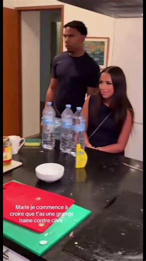 Mais marie , clive n’est pas le seul dans la villa , pourquoi à chaque fois tu viens crier sur lui . Moi j’aurais tellement arrêté de rigoler avec toi parce qu’il y a les autres qui confirment qu’il nettoie toujours la vaisselle et puis toi tu continues à criée mdr mais calme-toi