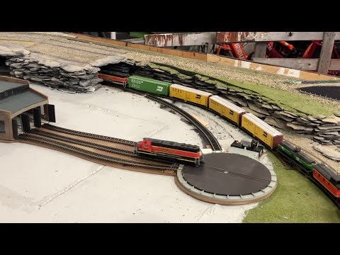 HO Turntable Roundhouse...COMPLETE...Let's Go