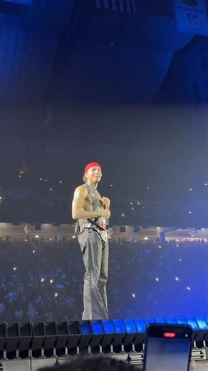 Chris Brown Recreates Usher's Dance Again 🤣 #rnbtour #detroit #breezy