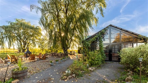 Cette adorable fermette avec restaurant et maison ancestrale est à vendre près de Montréal