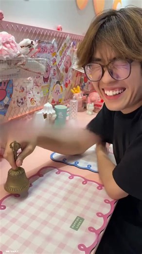 Girl Performs Impressive Makeup in Metro Train