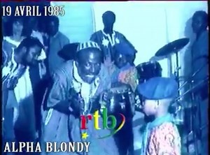Burkina Faso 1985, Interview rare et inédite du jeune Alpha Blondy. Quand le grand frere Thomas Sankara nous a reçu à son domicile avec les « petits chanteurs au poing levé » et leur orchestre pour faire un Jam sur « Rasta pouë » le lendemain du grand concert organisé par lui au stade de la Révolution, Ouagadougou. 🇧🇫 Thomas Sankara était même guitariste à ses heures perdues dans l’orchestre des « petits chanteurs au poing levé »!!! Avec la perte de Thomas Sankara je perd un frère africain rév
