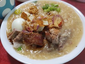 Lugaw Recipe | Rice Soup Ingredients: 1/2 kilo beef Beef tripe Tofo /pork for tokwat baboy (optional) a whole garlic clove 2 Onions 1/2 ginger 3 cups rice or sticky rice ( optional ) 1 tbsp cooking oil Water 2 pork cube Safflower 5tbsp fish sauce 6eggs ( optional) 1/2 tsp black pepper For garnish Spring onions Kalamansi Egg | Putahe