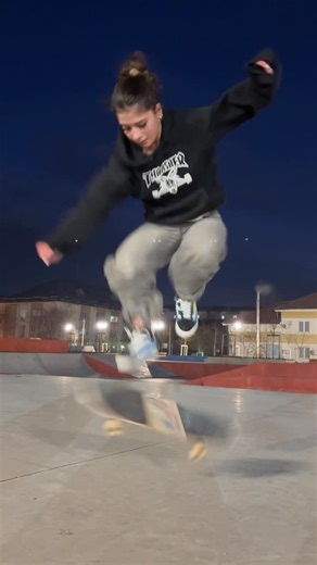 Carmen | FOLLOW for more freestyle tricks‼️ ne facem de ras dom’le cu 360 shove it ul asta🥸 se iarta ca e primul combo pe anul asta... | Instagram