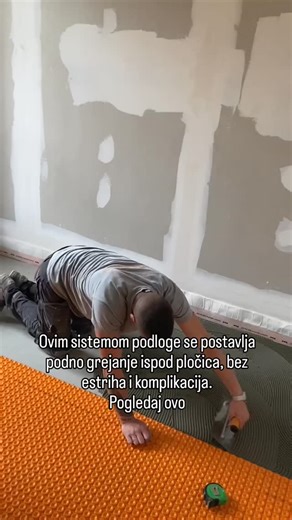 Inspiracija za uredjenje doma on Instagram: "Ditra sistem je inovativni sistem za postavljanje pločica koji kombinuje hidroizolaciju, stabilizaciju i odvajanje podloge, sastoji se od lagane polipropilenske membrane sa specijalnom strukturom „čepića“. Ovaj sistem štiti pod od vlage, sprečava pucanje pločica i fugni usled pomeranja podloge, olakšava ugradnju i omogućava ravnomernu raspodelu opterećenja. U verziji DITRA-HEAT, sistem omogućava i ugradnju električnog podnog grejanja bez potrebe za es