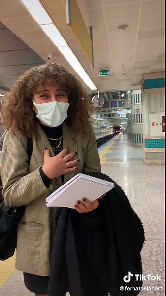 Metroda Sürpriz Dokunuşu ve Kara Kalem Çizimi