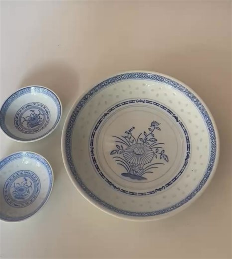 CA$26 • 3 VTG Jingdezhen Chinese Serving Bowls two Small one large Rice Eye Pattern Asian Dining Porcelain This set of three vintage Jingdezhen Chinese porcelain rice grain pattern bowls feature delicate blue and white designs, perfect for adding an elegant Asian touch to your dining experience. The sizes vary, making them ideal for serving a range of dishes. * Sizes: 2 x 4” diameter on top 1 large serving bowl 9” diameter * Material: Porcelain * Origin: China * Design: Rice grain pattern with b
