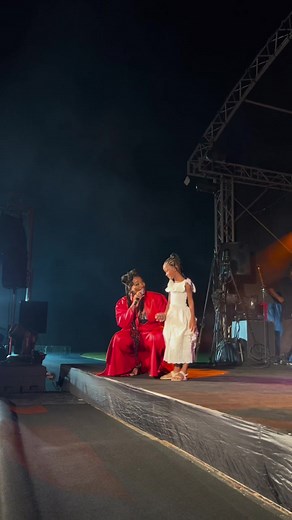 Émotion et amour sur scène avec Fanny J et ses enfants ❤️