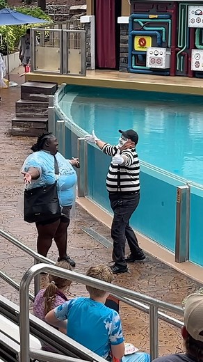 799K views · 10K reactions | Hugs and antics 來 Tom mime SeaWorld #seaworldmime #fun #funny #comedy #funnyvideos #funnyvideo #tomthemime #seaworld #seaworldorlando | Eryka Travel | Facebook