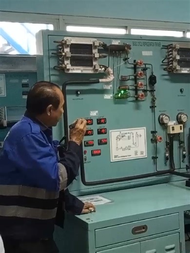 Praktikum Mendalami ilmu Mesin Pendingin di atas kapal. #engine #engineer #kapal#pelaut #pelautpunyacerita #ac #edukasi #edukasipelaut #beranda #berandaterbaru #berandatiktok #trending #trendingtiktok #tiktok #pasis #refrigrant #kondensor #evaparator #kompresor #creator #creatorsearchinsight