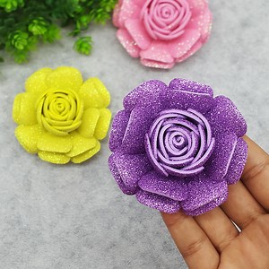 En este tutorial, te guiaré paso a paso en la creación de hermosas rosas utilizando foami o goma eva. Únete a nosotros mientras exploramos el mundo de las manualidades con foami y aprendemos a hacer rosas de forma fácil y rápida. | Colors Paper