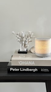 Tippie! 💨 || Ik ben helemaal fan van deze aroma diffuser van de Action. Ze zijn beschikbaar in deze kleur en een houtkleurige versie (ook heel mooi!). Wel handig om ‘m op een ‘waterproof’ plekje te zetten en niet al te lang aan achter elkaar. Anders kan de omgeving wat vochtig worden waardoor je bijvoorbeeld vlekken kan krijgen op stof of de diffuser zelf. Maar er zit een functie op met timer waarna die automatisch uit gaat. Je vult ‘m met water en wat druppels etherische olie. Wist je dat je o