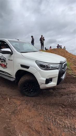 4𝐖𝐃 𝐎𝐅𝐅 𝐑𝐎𝐀𝐃 𝐄𝐂 on Instagram: "Video solo para recordar que un carro bien manejado no tiene problemas, y todo carro mal manejado es 100% volcable 🤣😎🚜 #4wdoffroad #toyota #hilux #cars #4x4"