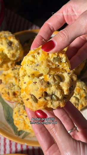 (proiect platit) Dulce sau sarat? De ce nu ambele? Pentru ca tot este sezonul biscuitilor, astazi venim cu doua idei de retete: biscuiti fragezi cu migdale si cu cheddar. Ambii pregatiti intr-un singur bol cu putine ingrediente. Ne apucam de treaba? 📝Lista ingrediente biscuiti sarati: - 310 g de faina; - o lingurita de praf de copt; - 2 oua reci; - 220 g de unt sarat @lurpak_romania ; - 100 g de branza cheddar; - 50 g de mix de seminte; - o lingurita de seminte de chimen. 📝Lista ingrediente bi