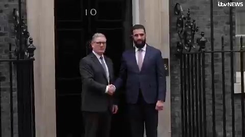 【英国首相在唐宁街会见叙利亚总统】31日，斯塔默在唐宁街会见叙利亚总统艾哈迈德·沙拉亚。这一幕还是挺让人感叹的。沙拉亚更广为人知的名字是阿布·穆罕默德·朱拉尼（al-Julani）。他曾是“努斯拉阵线”的领导人，该组织是基地组织在叙利亚的分支，被美国、联合国等列为恐怖组织。2016年后，他宣布与基地组织“切割”，并将组织改名为“沙姆解放组织”（HTS），试图从跨国圣战组织转型为本土武装。不过，HTS至今仍被不少国家视为极端组织，其性质仍存在较大争议。近年来，他在叙利亚西北部建立实际控制区，并在叙利亚内战后期击败阿萨德政府军，逐步扩大影响力。同时，他推动“去极端化”形象，试图获得政治合法性。一些西方国家也开始出于现实考量，与其进行有限接触。