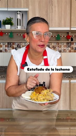 Carolina Perez on Instagram: "Estofado de Lechona, pa sorprender en ese fin de año🐷🎄 Ingredientes para 8 platos: -1 lb de Areveja Amarilla de @granosmaritza -3 lb de carne de cerdo (pierna de cerdo) -1 lb 1/2 de papa -1 atado de cebolla larga -1 cabeza de ajo -1 lb de tocino (cuero de cerdo) -sal, pimienta, comino y color al gusto. Preparación: Paso 1: dejar en remojo la arveja amarilla la noche anterior. Paso 2: preparar el adobo con tallos de cebolla larga, dientes de ajo, sal, comino y pimi