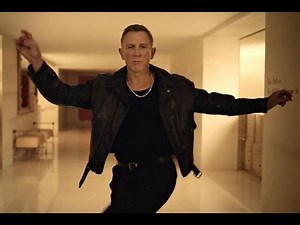Daniel Craig se déhanche dans les rues de Paris dans une surprenante publicité réalisée par Taika Wa