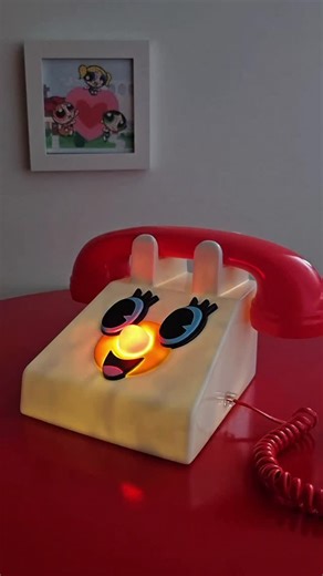 Ring ring!! Powerpuff Girls Hotline Toy Iconic Telephone 🩵🩷💚 📞 Handmade retro-style toy inspired by the 90s Cartoon Network era — featuring a glowing red nose that lights up 💡 ชิ้นนี้น่ารักจริง! ขนาดเท่าของจริงเลยนะ ไม่จิ๋ว 😆 เห็นครั้งแรกคือแบบ “เดี๋ยวเจอกันแน่ บู!!” เราเจอน้องใน eBay มาประมาณ 2 ปีได้ แต่ไม่ได้จังหวะกดซักที ดูวนไปวนมาหลายรอบ สุดท้ายก็นี่แหละ… ได้มาจนได้! สบายใจแล้ว — ซื้อให้จบ!! 💸✨ เพิ่มเติมเหตุผลประกอบการตัดสินใจเสียตัง (แบบแลดูมีเหตุมีผลหน่อย 😅🙂‍↕️💸) คือเท่าที่ตามดูม