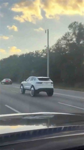 F-Pace Jaguar on 32’s DUB Floaters Slidin
