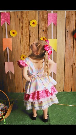 Quando é a Festa Junina por ai? Aqui vai um videozinho mais detalhado pra mostrar esse vestido mais lindo! 🫣❤️ Nossa modelo é a @albanolivy (@albanovih ) parece uma boneca de tão meiga né? 🎀 Esse vestido é 100% em Algodão, extremamente confortável e possue um elástico nas costas oque o torna mais confortável e se adpta ao corpo da Criança. 😍 Nossos modelinhos variam do tamanho 2 ao tamanho 16. 😊 Vem conhecer o perfil da @meninadelaco e tenha acesso ao nosso Catálogo Junino, com todos os mode