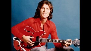 MIKE BRANT & CHRISTOPHE DUO « ALINE » (Auteur & Compositeur : Christophe - Titre de 1965) Christophe a toujours fait partie des références de Mike en variété française. Ces deux amis du métier chantent en duo le titre ALINE, slow incontournable de l’été 1973. Cet échange « naturel » marie très bien les deux personnalités. La Lune et le Soleil peuvent finalement bien se rencontrer pour le plus grand plaisir de la Terre… Le Site Mike Brant Officiel transmet tout son soutien et son amitié à Christo