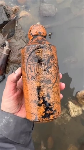 Anna Borzello on Instagram: "I was hopeful for a stoneware bottle when I saw a brown curve in the mud, but I couldn’t effuse and extract as there was another mudlark nearby and I suddenly felt like a bit of a tw@t. Hence this voiceover, interspersed with the two exclamations I allowed myself in situ. And what a result: a late Victorian/Edwardian stoneware likely ginger beer made by R. Thwaites of London and Sheffield (established 1799, though I don’t know if that’s a marketing ploy…). #mudlarkin