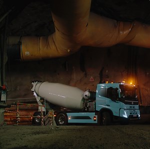 This Volvo FMX Electric concrete mixer offers smooth low-speed maneuvering and low noise. It has four batteries and combines our electro-mechanical PTO with a straightforward and robust hydraulic solution. #electrification #electrictrucksinreality #electrictrucks #sustainability #volvotrucks | Volvo Trucks