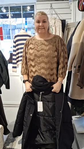 Lite mer rea tips ✨️ Jacka i från softrebels Blusen i från capri collection 50% rabatt men vid köp av 2 eller mer plagg på rean blir 70% rabatt på ordinarie pris Www.larsjohanna.se ❤️ | Lars & Johanna