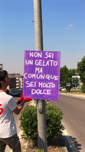 Sei più dolce di un gelato 🍧❤️ sarà per questo che ho questa strana voglia di leccarti? Ho installato questa tela in mezzo al traffico di Matera, un pezzo di street art per strappare un sorriso nel tran tran quotidiano #streetart #frasi #gelato #estate #amore