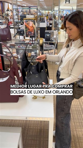 Fê Batista • Dicas de Orlando 🇺🇸 on Instagram: "Se você ama bolsa de luxo e garimpo, esse lugar PRECISA entrar no seu roteiro em Orlando 👜✨ Dentro do Florida Mall, a Dillard’s é aquele achado que pouca gente explora: bolsas de luxo de segunda mão, todas autenticadas, muitos modelos vintage e fora de coleção que são uma ótima opção para conseguir uma bolsa de marca com valor mais acessível! E não é só bolsa, não. A loja inteira vale a visita: óculos de luxo, roupas premium femininas e masculin