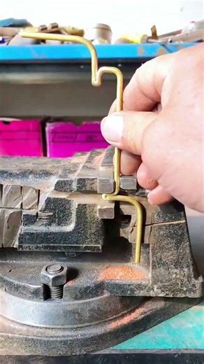 Precision Metalwork: Crafting Complex Shapes with Manual Wire Bending