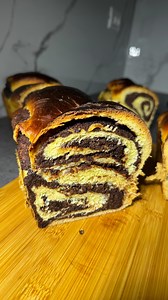 Rețete by Deni | Rețete delicioase on Instagram: "✨Cozonacul perfect de fiecare data - pufos, aromat si plin de umplutura, asa cum mama ne-a invatat sa il facem🫶 Ingrediente aluat: • 1.5 kg de faina de calitate • 40 gr de drojdie proaspătă • 750 ml de lapte călduț • 9 galbenusuri • 30 gr de sare • 260 gr de zahar • 150 ml de ulei caldut • esenta de vanilie • esenta de lamaie • coaja de la o lamaie Ingrediente umplutură: • 9 albusuri • 250 gr de zahăr • 800 gr de nuca macinata • 40 gr de cacao s