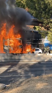 Accidente múltiple en Vallecas: camión ardiendo en A-3 km 10