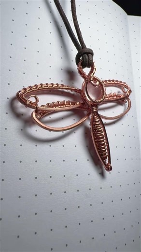A wire wrapped dragonfly 💚