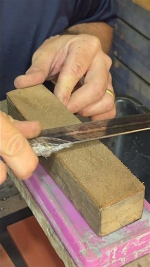 Afiação na pedra, finalização no strop de couro e teste de corte no papel. Fio limpo e preciso.