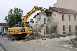 Bizanos : en vidéo, les premiers coups de pelleteuse sur l’ancienne conciergerie, en cours de démolition