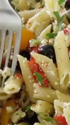 GREEK PASTA SALAD 😋 So YUMMY 😍 #food #homemade #pasta #veggies #recipe #tutorial