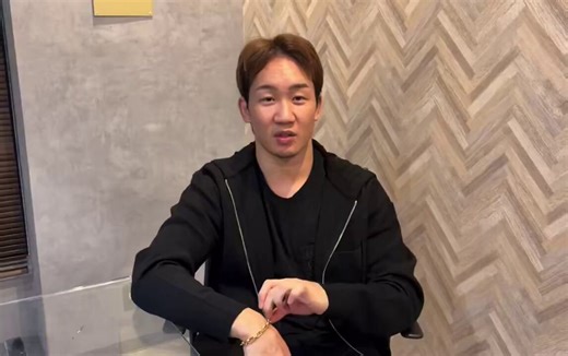 シェイドゥラエフとの対戦が決まった時、佐々木君のシェイドゥラエフ化け物発言に間髪入れずに、でも俺も化け物じゃん？って言う朝倉未来平本蓮やその他のフェザー級選手は、面前で自分は勝てないという趣旨の発言をしてるけど、朝倉未来だけは自分なら勝てると本気で思ってるんだよな勝てる勝てないはあるけど、朝倉未来の挑戦をやめない姿にファンはついて行ってるんだよ