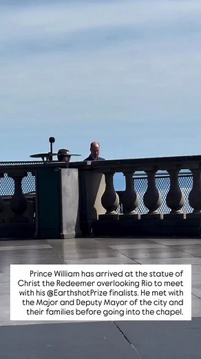 Prince William has arrived at the statue of Christ the Redeemer overlooking Rio to meet with his @EarthshotPrize finalists. He met with the Major and Deputy Mayor of the city and their families before going into the chapel. 📸 @princeandprincessofwales, Rebecca English | Royal Banter