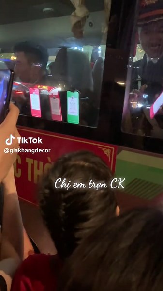 Chị Em Trọn CK - Diễu Binh Đặc Biệt