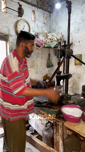 Here’s how plastic fitment caps are manufactured using injection molding machines. Fast production with accurate detailing 🏭 #FitmentCap #InjectionMolding #Manufacturing #karigarcreators | Karigar the Creators